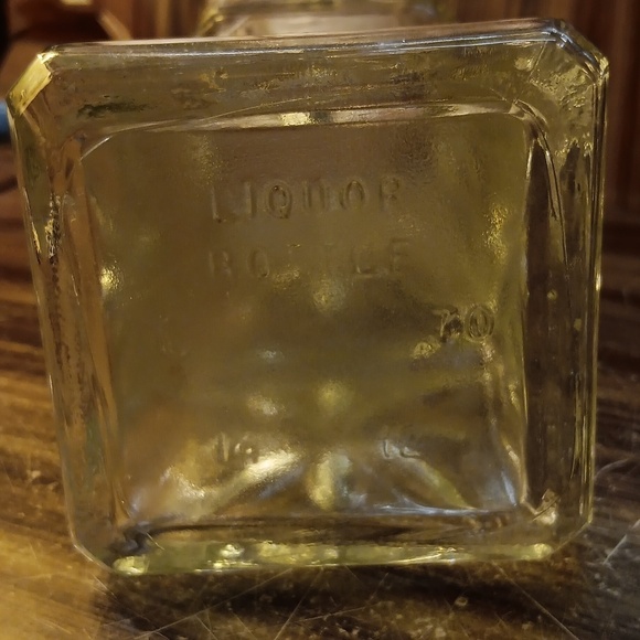 Vintage 1970s glass liquor decanter Bourbon Supreme bottle with glass lid - Picture 4 of 4